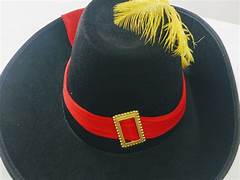 GORRO MOSQUETERO NEGRO PLUMA AMARILLA "PARTY STORE"